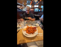 Collab ClipsIG - Couple seated next to first date Cheesecake factory