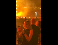 Collab IITW - Woman selfie video with singer on stage