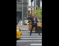 Trump directs traffic in New York 