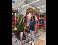 Woman poses beside animatronics and got scared