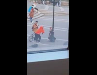 Guy makes out with streetlamp 