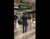 Collab WINY - Man green shirt sing and perform with instrument subway