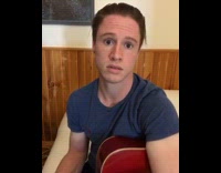 Guy teaches how to play Wonderwall on guitar bait 