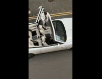 Collab IITW - Man films woman enters convertible white car