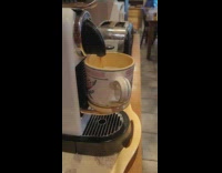 Coffee machine with mug that moves slowly