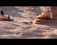 Collab IITW - Man gray shirt push up in front of the stone arch