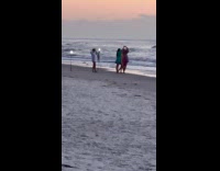 Collab IITW - Four women poses with lighting at beach