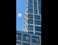 Collab WINY - Man red shirt on building clean windows without safety equipment