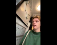 Collab Clips MPUGC - Man green shirt umbrella few off 