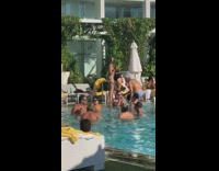 Collab IITW - Woman green bikini selfie video at hotel pool