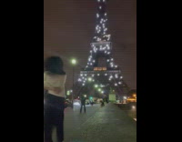 Two girls freak out eiffel tower sparkle lights 