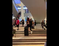 Collab IITW - Woman dress with luggage films selfie video