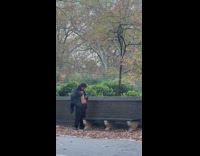 Guy draw on his belly along the park in NY 