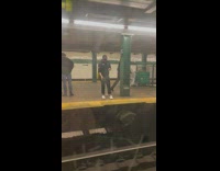 Guy does tricks with yoyo on the subway 