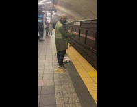Guy do yoyo tricks on subway station