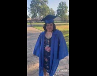 Girl graduates and does tiktok dance