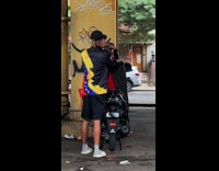 Collab WINY - Man giving haircut to man sitting on motorcycle