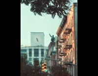 Submitter shows Vladimir Lenin statue on building