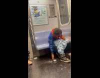 Collab winy - Woman pour and chop sugar on train floor