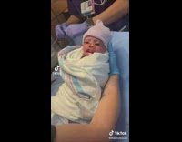 Collab BSMedia - Baby reacts to nurse hitting its head