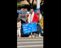 Woman signage call if hot at marathon
