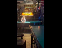 Collab IITW - Man films woman set the billiards table