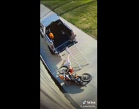 Guy falls with bike on his face 