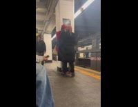 Man sings to woman waits for subway