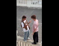 Collab IITW - Two men poses on barrier near beach