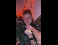 Guy tricks friends into think fake finger is a vape 