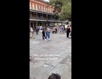 Collab BitchMP - Two women dancing street performer playing violin 