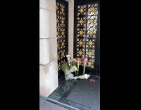 Flowers and RIP note on building door