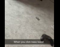 Collab KaleSaladIG - Paper vibrates against bass sound box