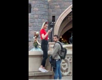 Collab IITW - Woman red shirt takes picture with her boyfriend beside