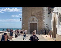 Collab IITW - Woman in dress dances near street performers