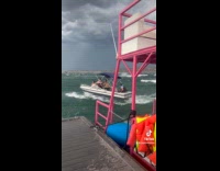 Collab ClipsIG - Tourists still goes on boat rides with storm