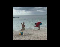 Collab IITW - Man take a picture of lady at the beach