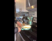 Guy blue pan how to flip an egg 