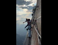 Collab IITW - Woman risky photoshoot at the sheer drop