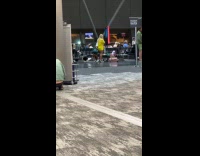 Collab IITW - Woman yellow shirt dance at airport lobby