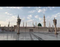 Man shows Holy Mosque in Medinah 