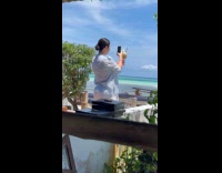 Collab IITW - Woman pictures her drink at the resort