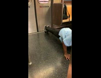 Collab WINY - Man light blue shirt push ups in train