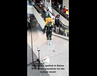 Collab IITW - Woman anime cosplay dances inside the convention