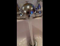 Faucet dispense water and creates air bubble