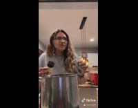Girl only uses salt pepper to cook