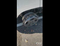 2 guys does not know how to change tires