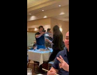 Collab IITW - Family takes a picture of their food inside the restaurant with cam and lighting 