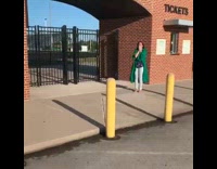 Collab DailyDoseOfInternet - Girl fail throw green graduation cap stuck