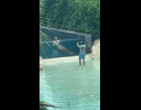 Collab IITW - Man takes picture of woman in infinity pool